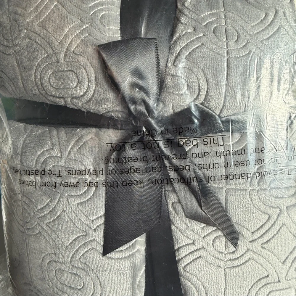 🆕 ✨ Madison Park Oversized Plush Throw Blanket – Grey 60” X 70” 🩶🤍🩶 NWT - Picture 9 of 16